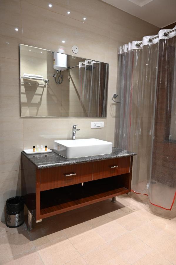Hotel Olive Crown Lucknow Extérieur photo